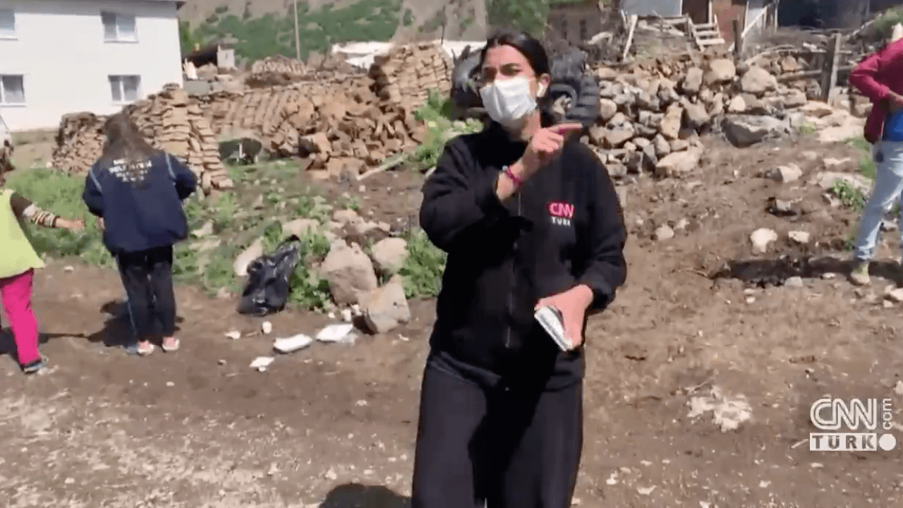 Canlı yayında depreme yakalandılar!