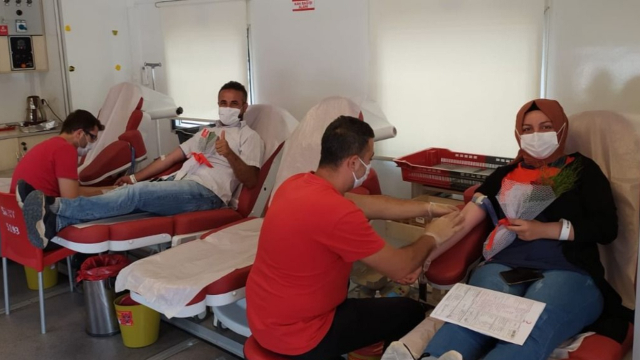 Kızılay bağış yapan kişileri güllerle karşıladı