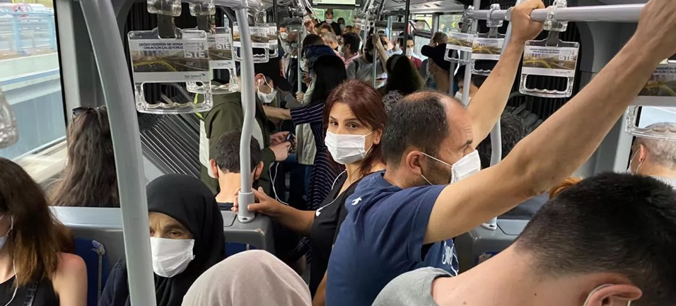Normalleşmeyle birlikte metrobüslerde sosyal mesafe unutuldu