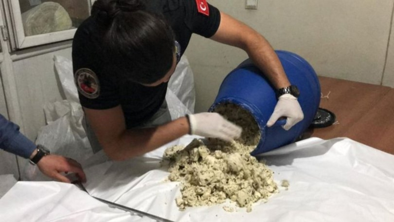 Otlu peynir bidonlarında 33 kilo eroin çıktı