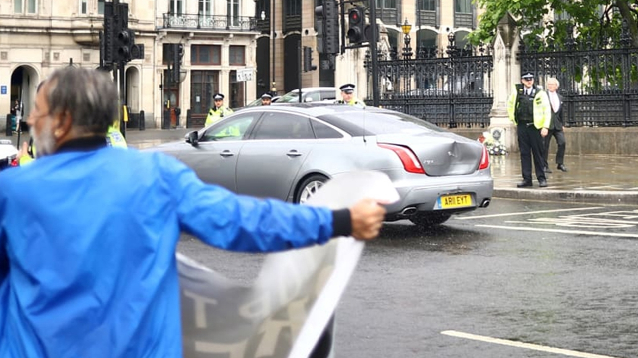 PKK sempatizanı, Boris Johnson'a kaza yaptırdı...