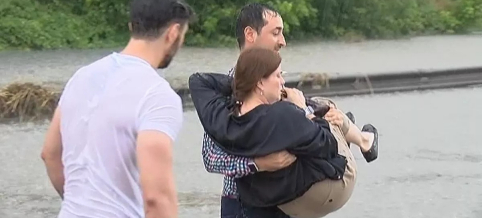 Yollar göle döndü, evleri su bastı!