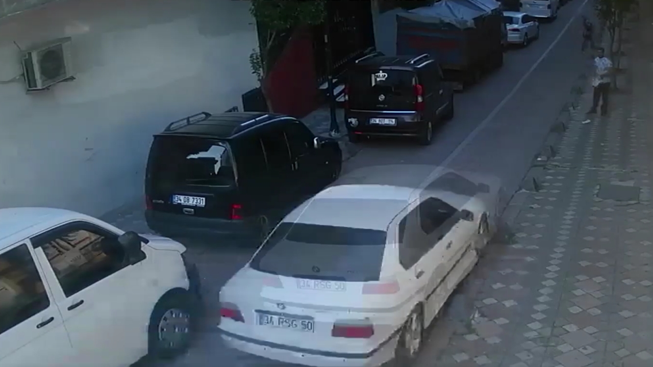 Otomobilin altında kalıyorlardı...
