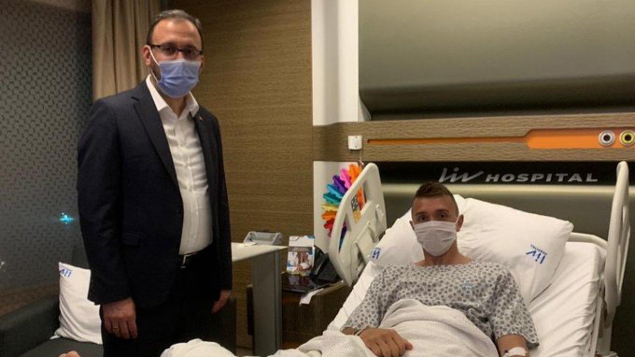 Bakan Kasapoğlu'ndan Muslera'ya ziyaret