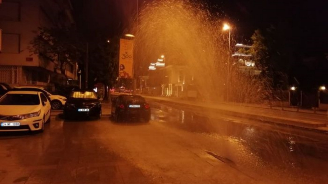 Su borusu patladı! 3 saat boşa aktı