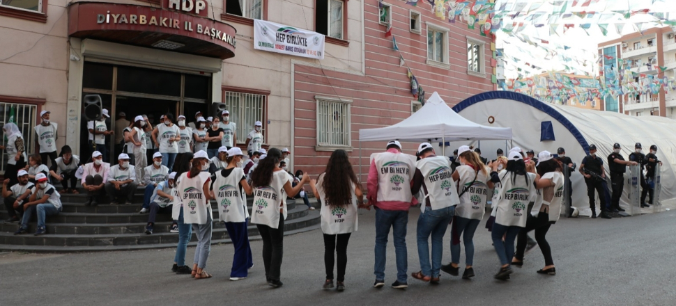 HDP'lilerden evlat nöbeti tutan ailelere büyük saygısızlık!