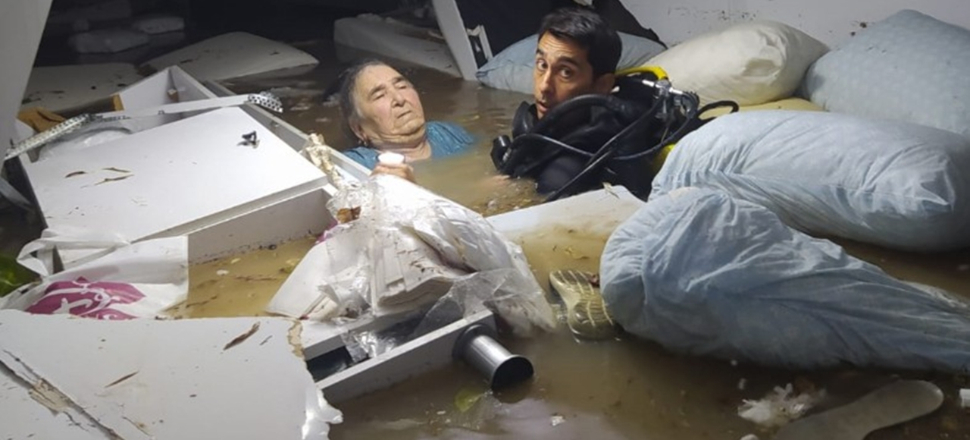 Bodrumda mahsur kalan kadını ölümden polis kurtardı!