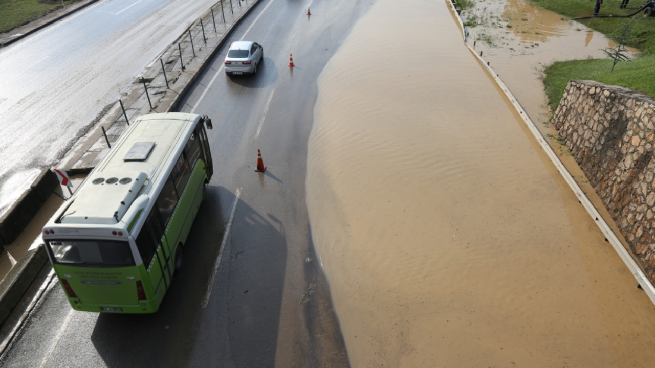 Sel suları kapattı! 5 saatte trafiğe açıldı