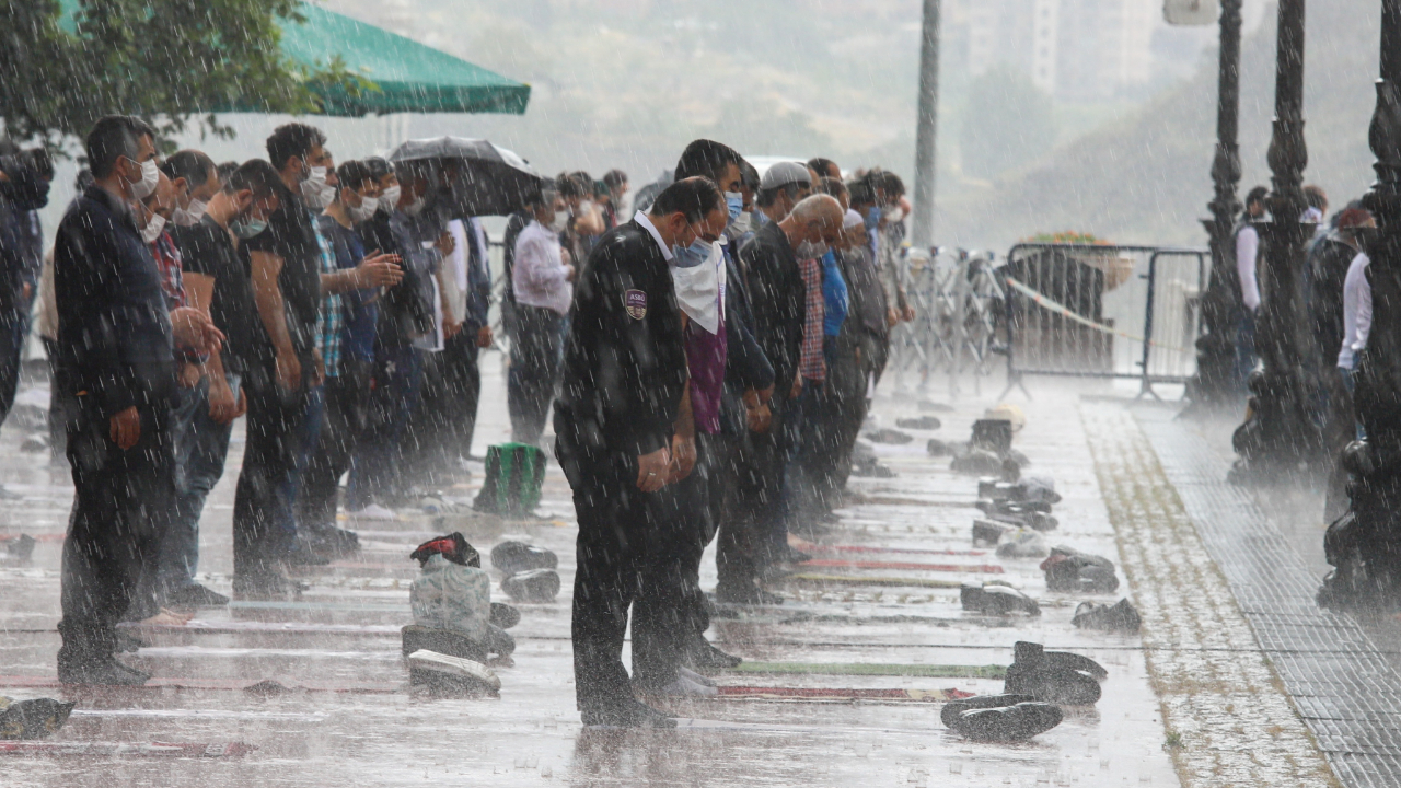 Sağanak yağmurun altında Allah'a yöneldiler