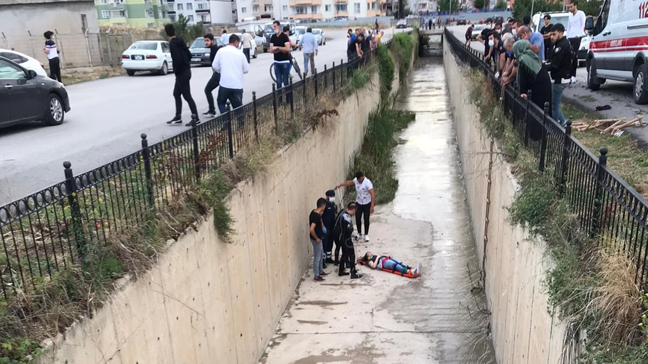 Köpeklerden kaçarken su kanalına düştü!