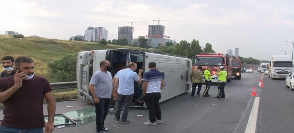 Hadımköy'de kontrolünü kaybeden midibüs devrildi
