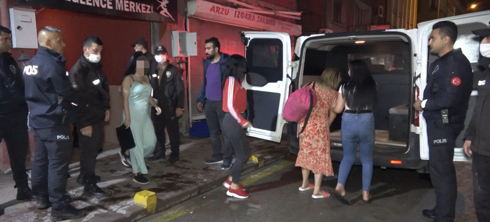 Salgında meyhanede kadınlı erkekli vur patlasın çal oynasın eğlence!