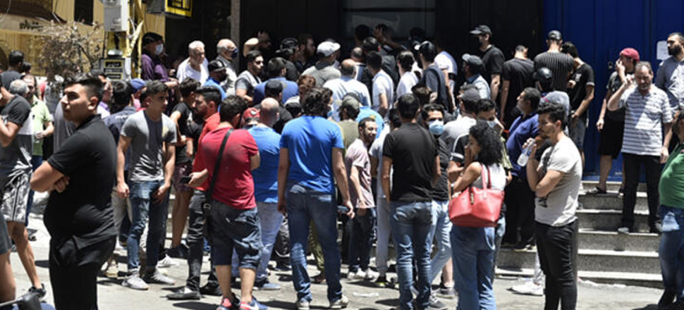 Lübnanlılar 200 dolar için saatlerce sıra bekliyor