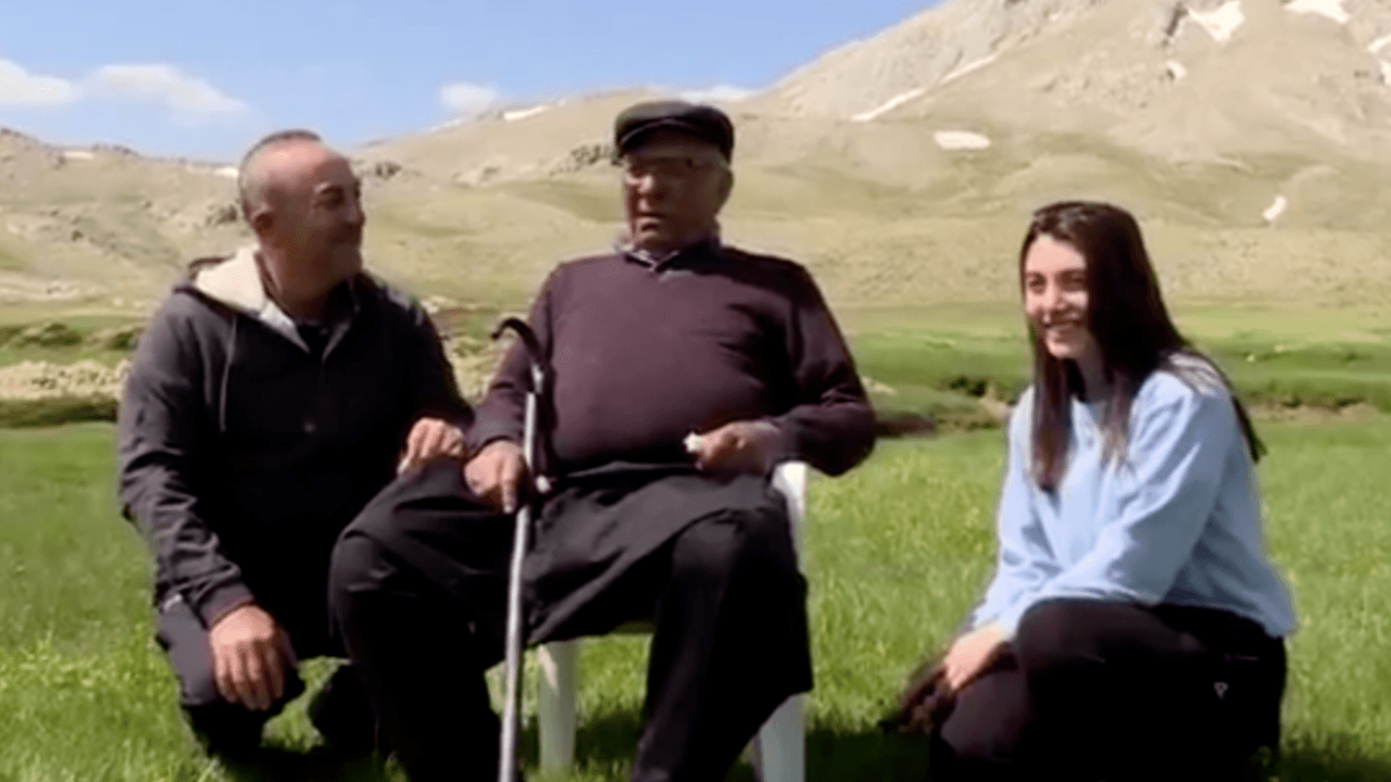 Bakan Çavuşoğlu'ndan babasına sürpriz