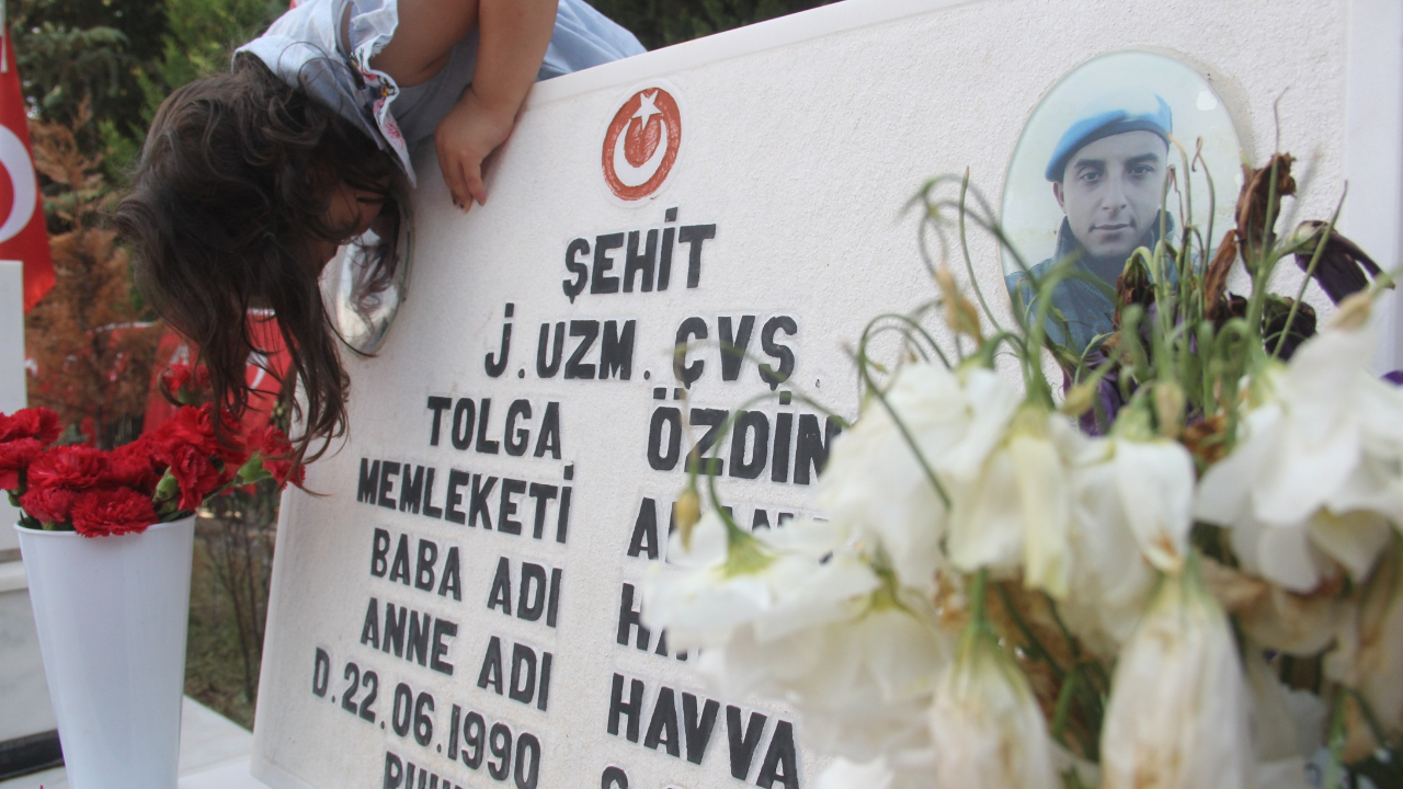 Hiç görmediği babasının mezarını öptü