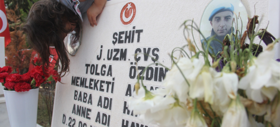 Hiç görmediği babasının mezarını öptü