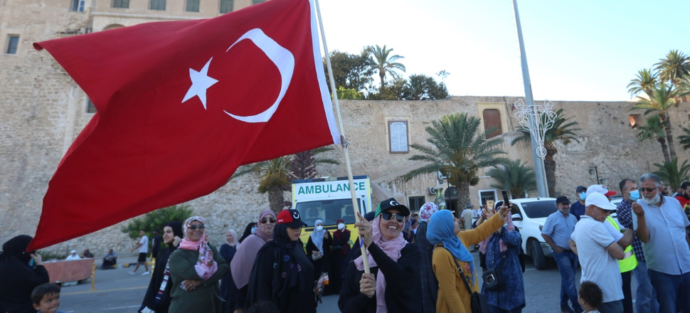 Türk bayraklarıyla sokağa döküldüler!