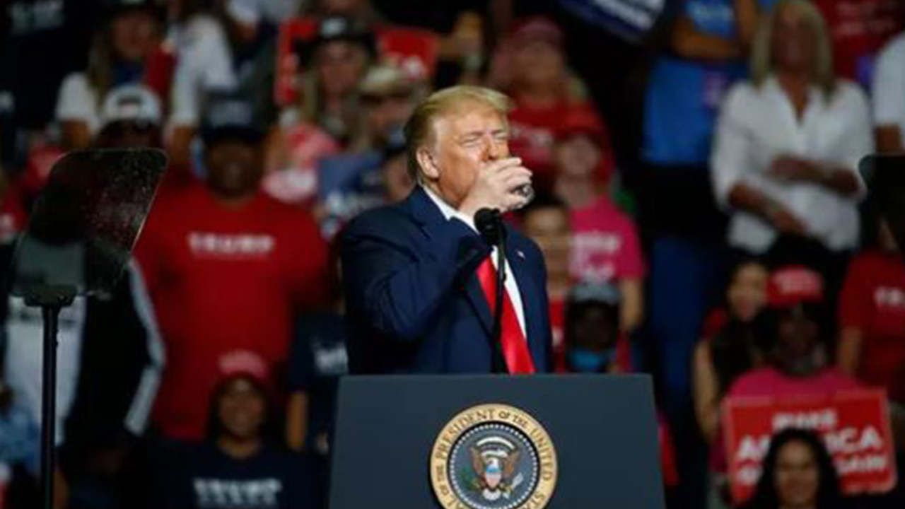 Trump hakkındaki iddialara bir bardak su ile yanıt verdi