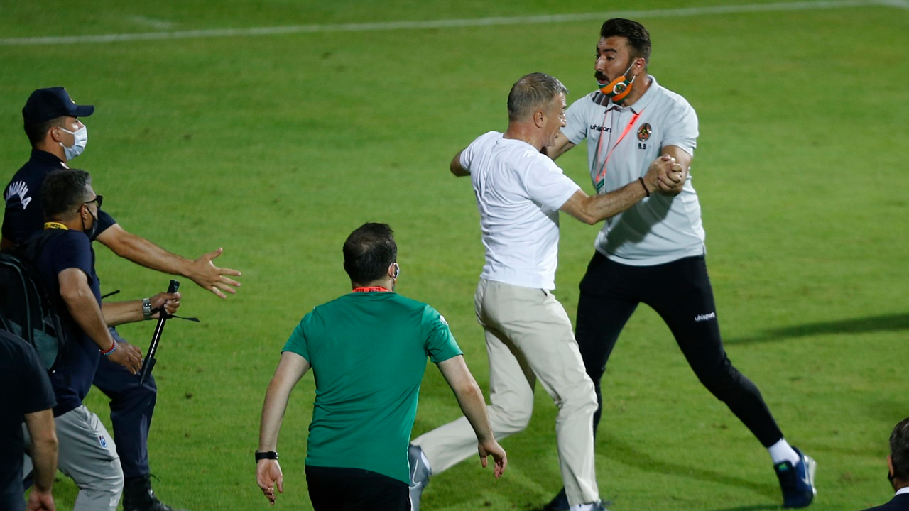 Ağaoğlu çok sinirlendi, sahaya indi!