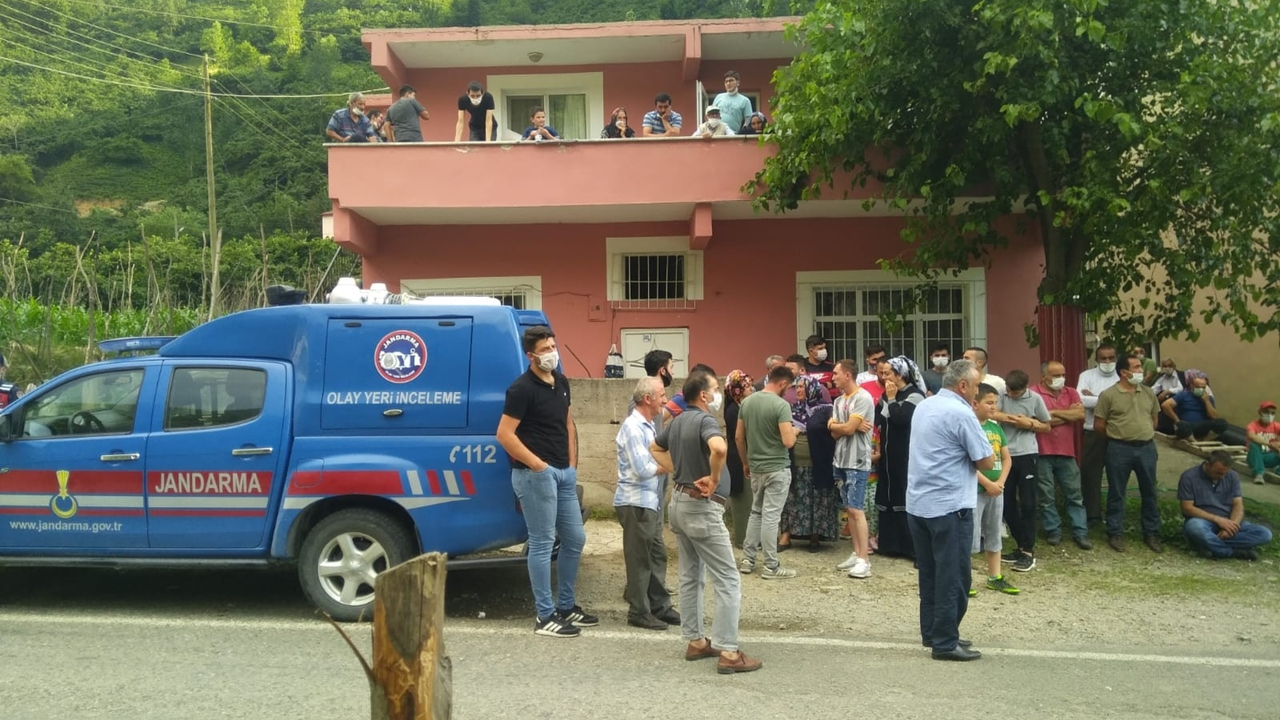 Eşini uyurken öldürüp intihar etti...