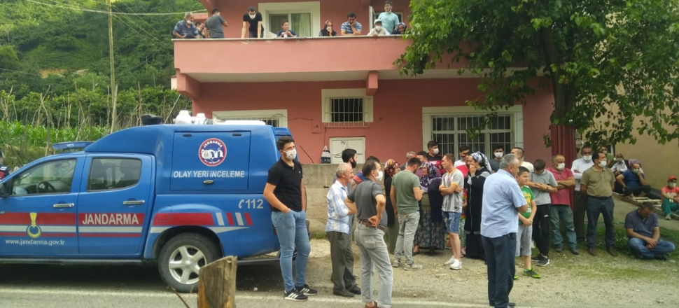 Eşini uyurken öldürüp intihar etti...