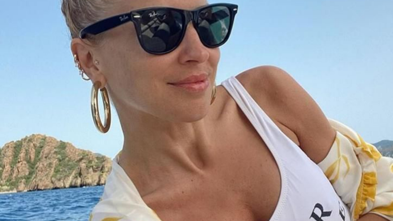 Burcu Esmersoy'dan 'nispet yaparcasına' cesur pozlar!