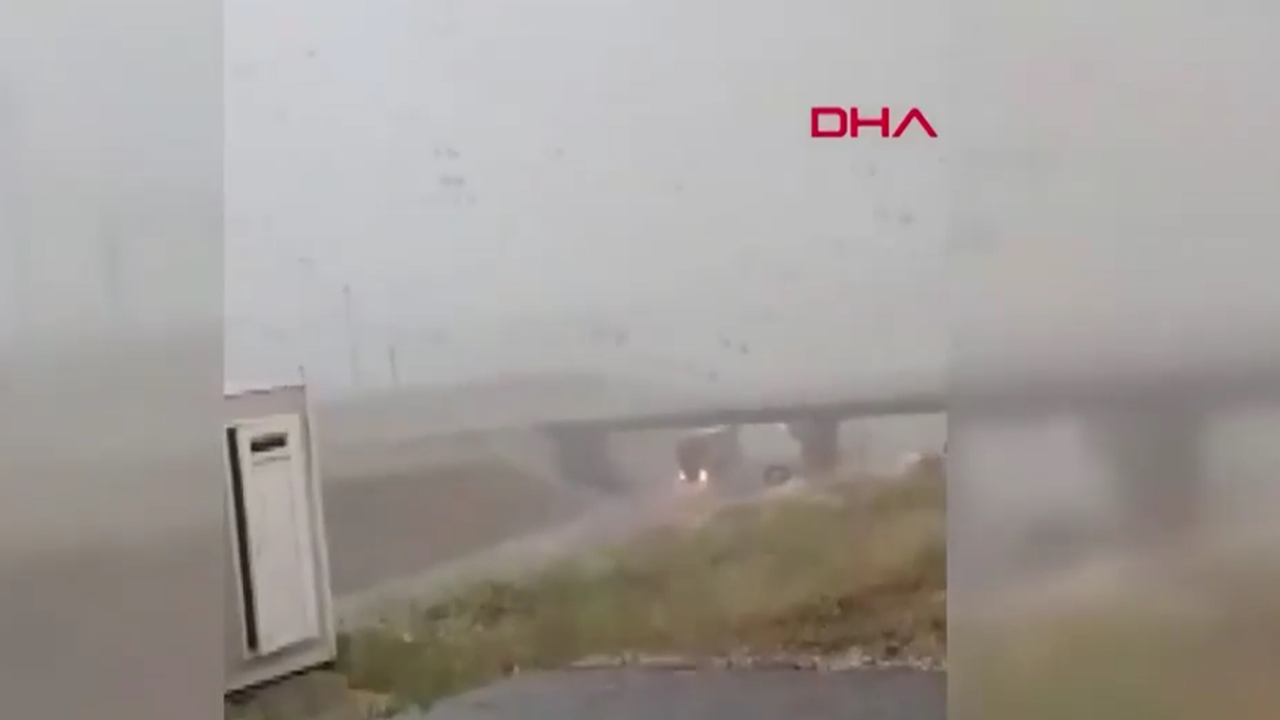 Şiddetli fırtına TIR'ı böyle devirdi...