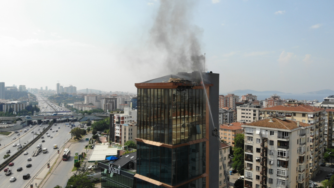 Kadıköy'de 10 katlı iş merkezinde yangın!