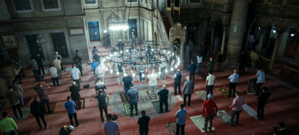 Camilerde cemaatle ilk sabah namazı kılındı