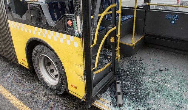 Okmeydanı'nda metrobüs kazası: 2 kişi yaralandı!