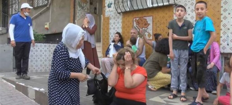 Sesleri duyunca kendilerini dışarı attılar