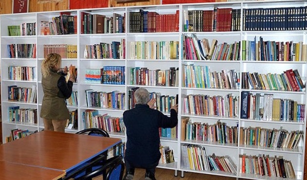 Caminin altını kütüphaneye çevirdi