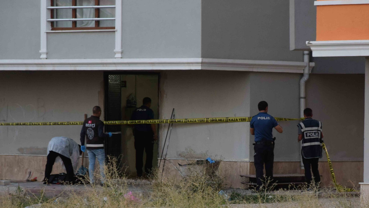 Polislerin gittiği daireden ceset çıktı