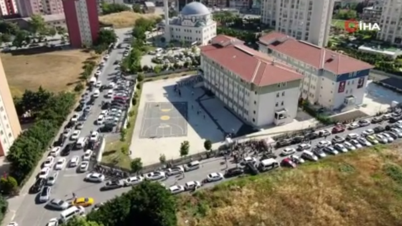 YKS için veliler araçlarıyla okullara koştu