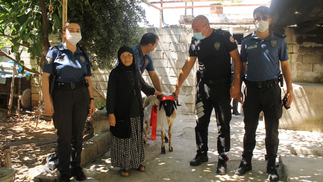 Polisin jesti Rahme nineyi ağlattı!