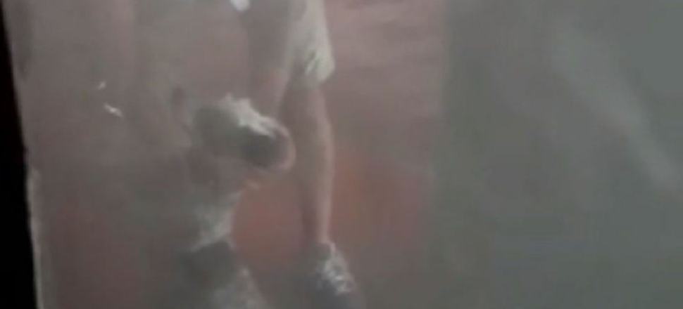 Yavru köpeğe su altında işkence
