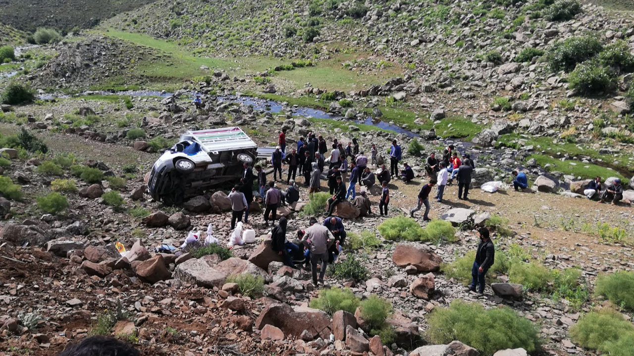 Erzurum'da kamyonet şarampole uçtu: 17 yaralı