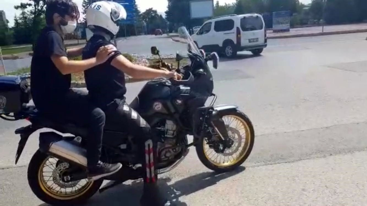 Geç kalan öğrencilerin yardımına polisler koştu