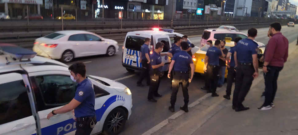 Taksiciyi rehin aldılar! Polisten kaçamadılar