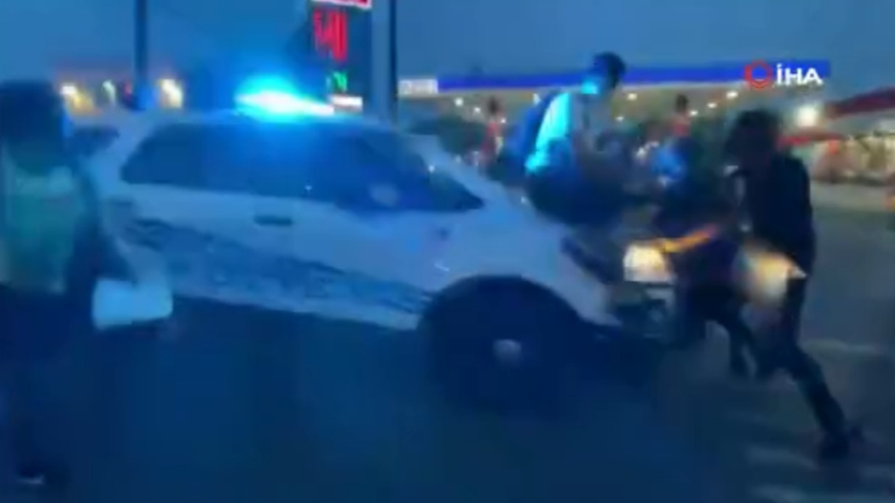 Polis, aracı göstericilerin üzerine sürdü