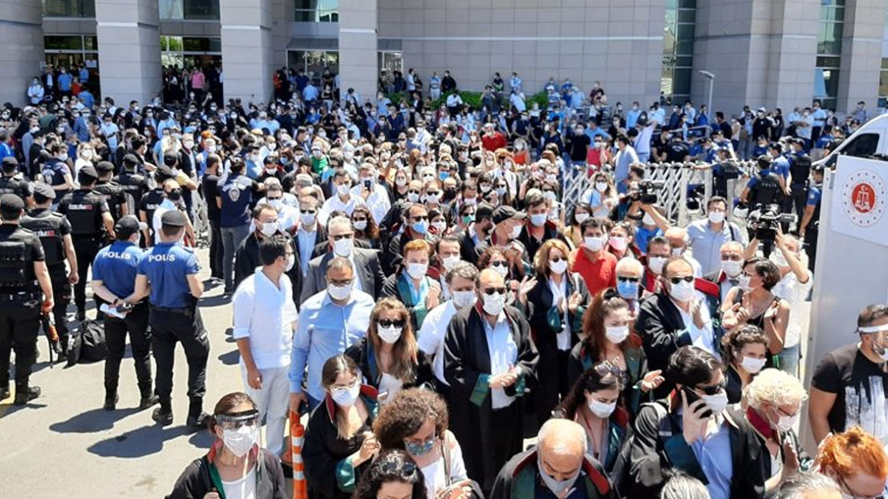İstanbul Adalet Sarayı önünde 'Savunma Mitingi'