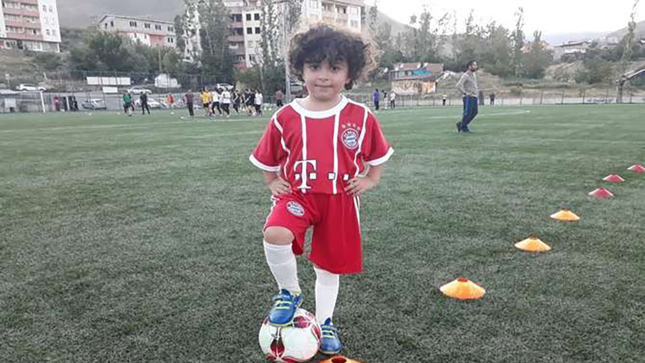Kendisi küçük futbolu büyük