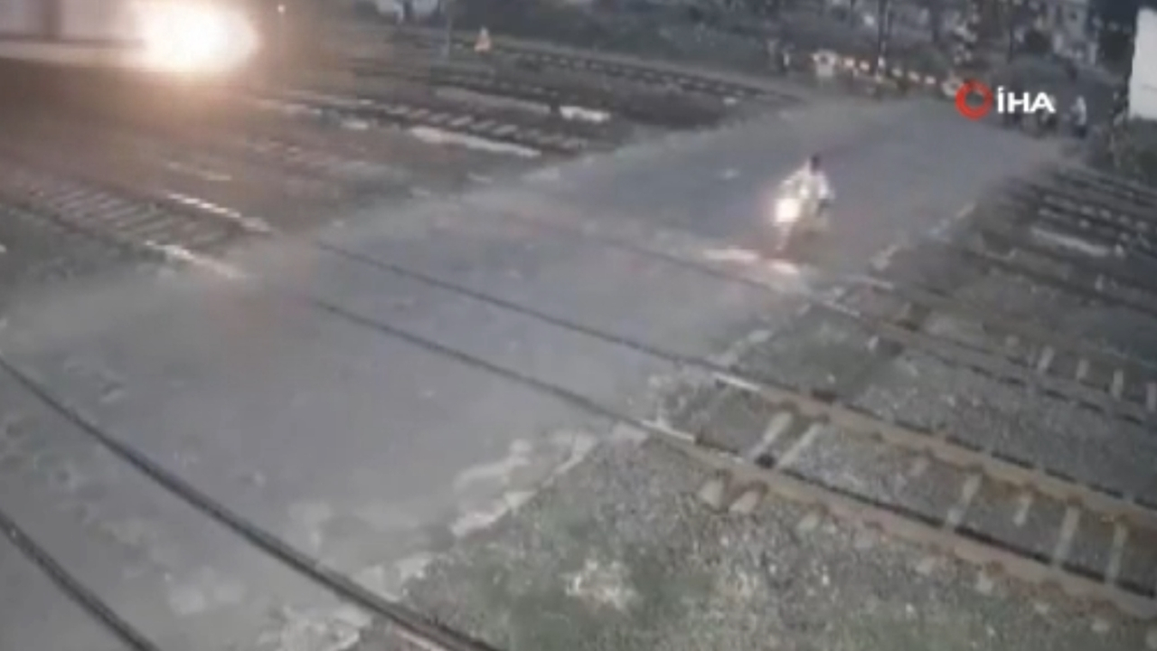 Tren, motosikleti böyle biçti
