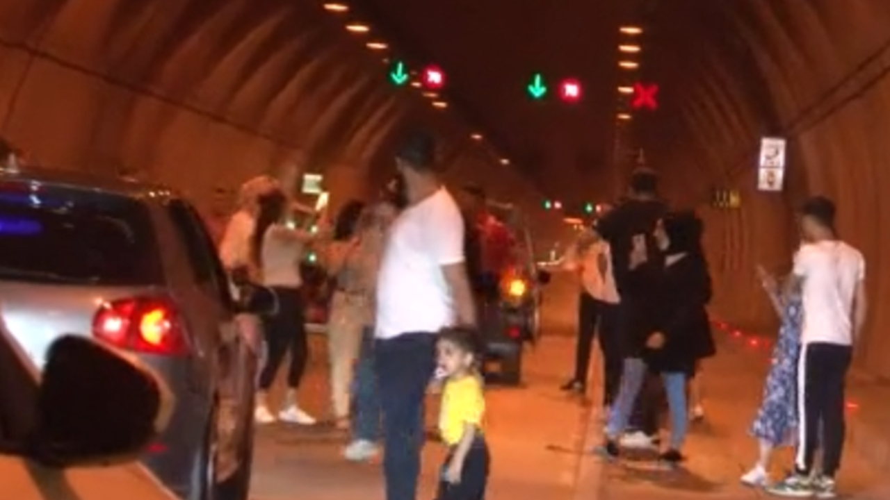Tüneli trafiğe kapatıp göbek attılar