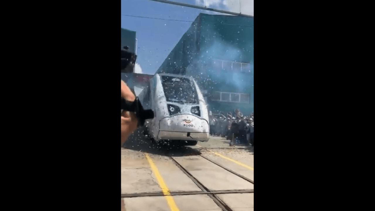 Yerli ve milli elektrikli tren raylara indi...