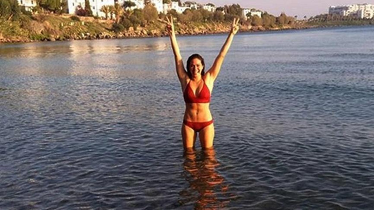 Özge Borak bikinili karesini paylaştı bakın altına ne yazdı!