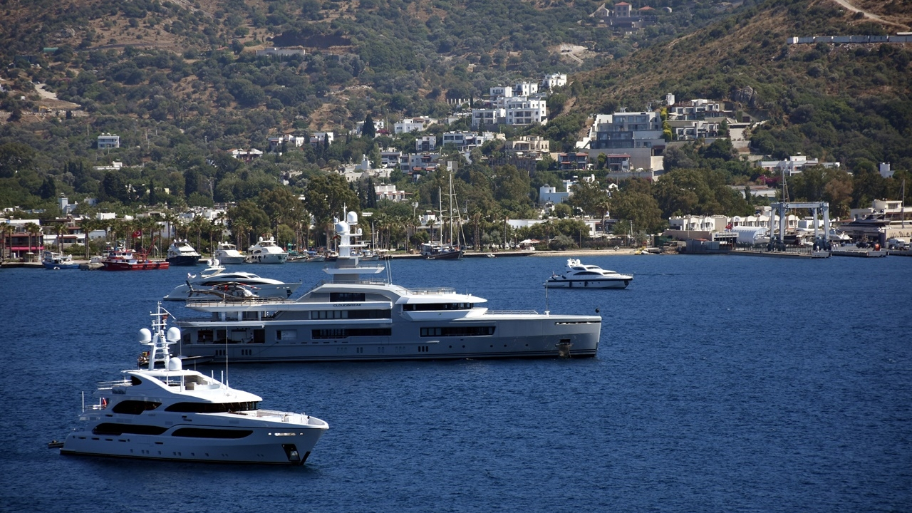 Milyon dolarlık dev yatlar Bodrum'a demirledi
