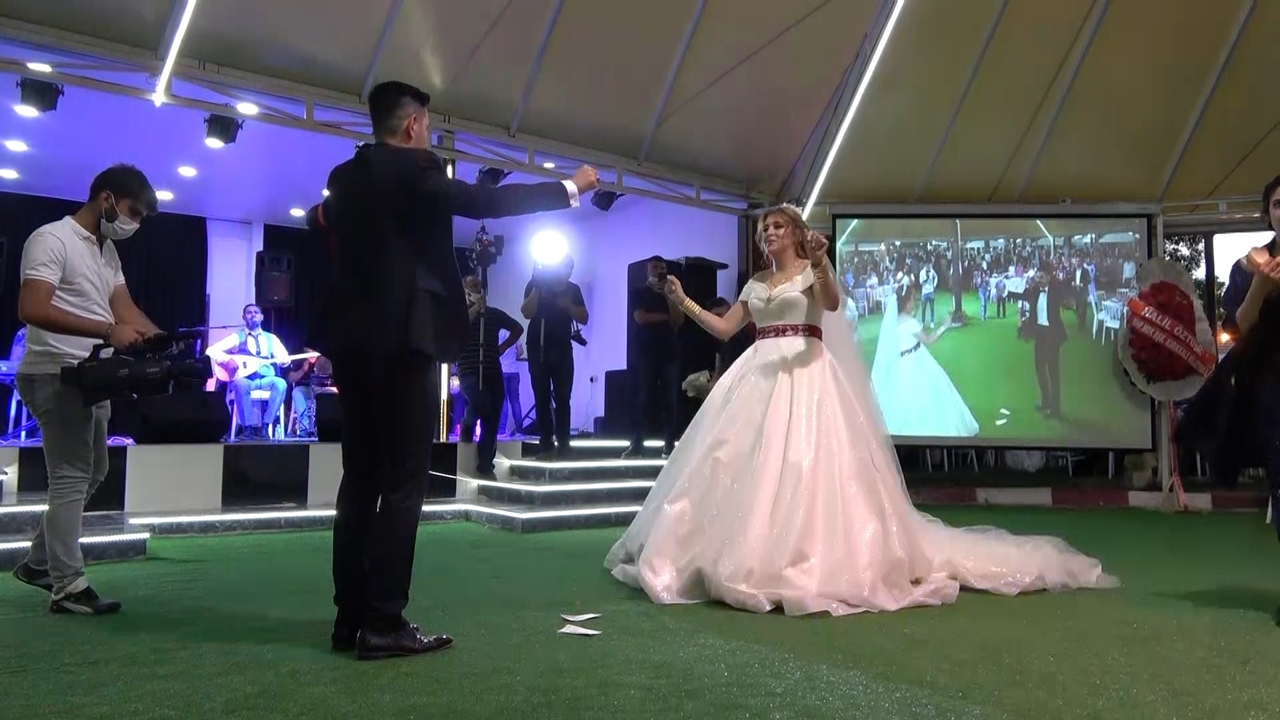 Sadece gelin ve damat oynadı