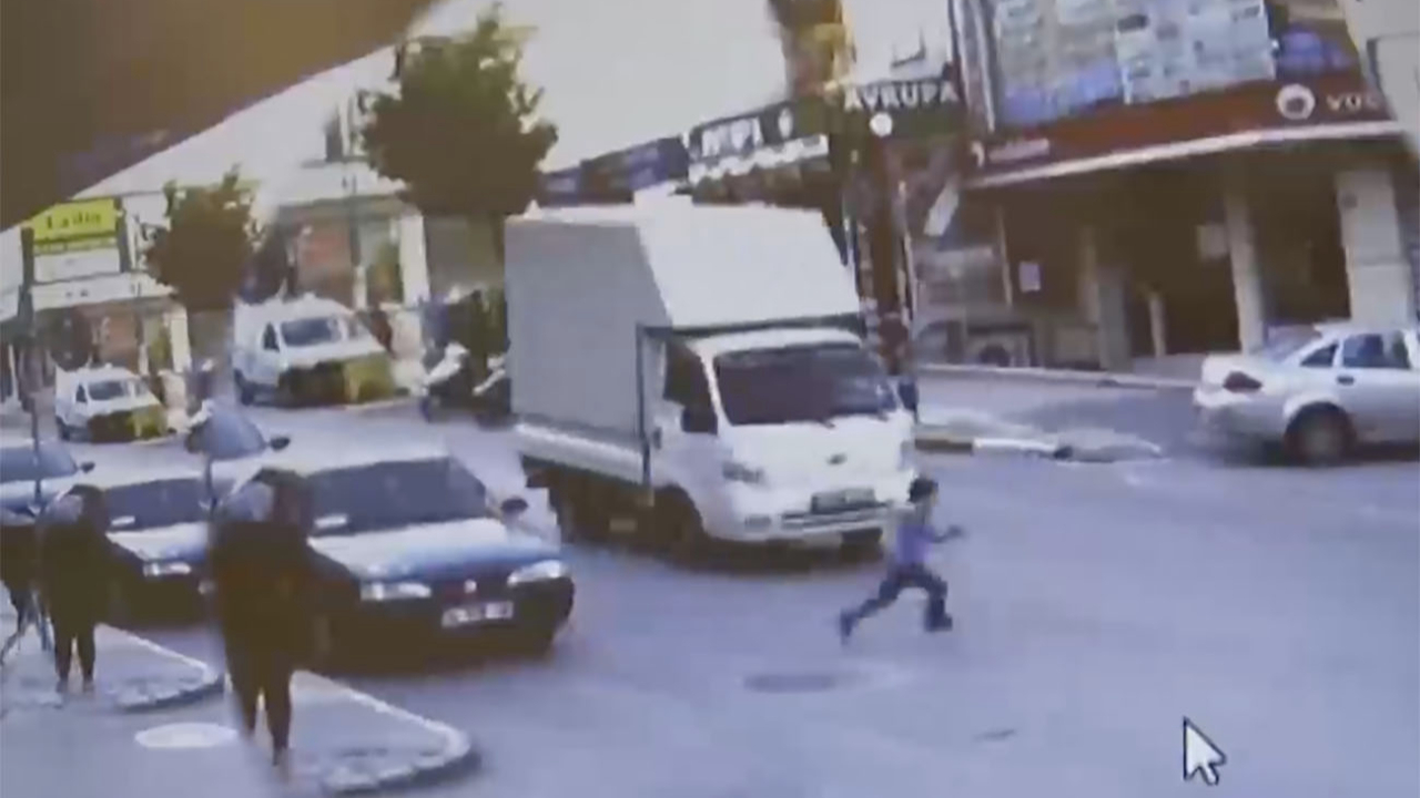 Esenyurt'ta bir çocuk kamyonetin altında kaldı! O anlar kamerada