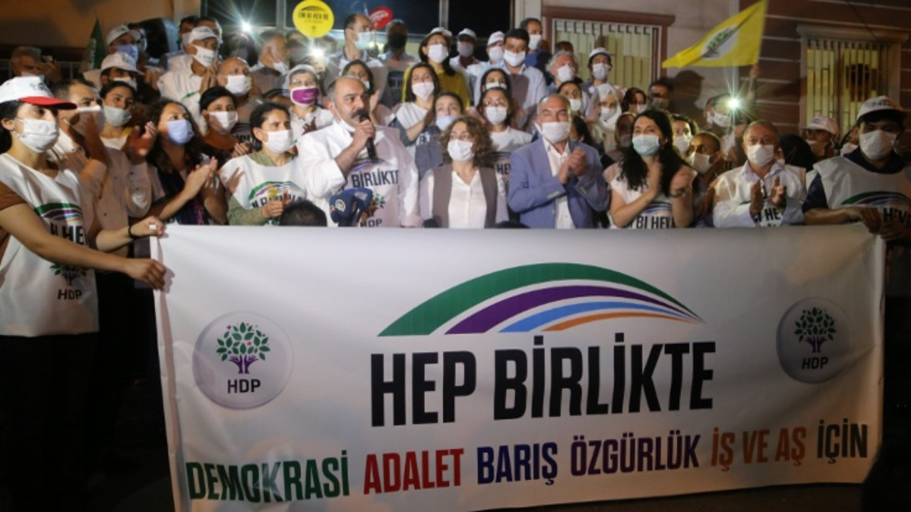 Yürüyüşe katılan 3 vekile virüs bulaştı